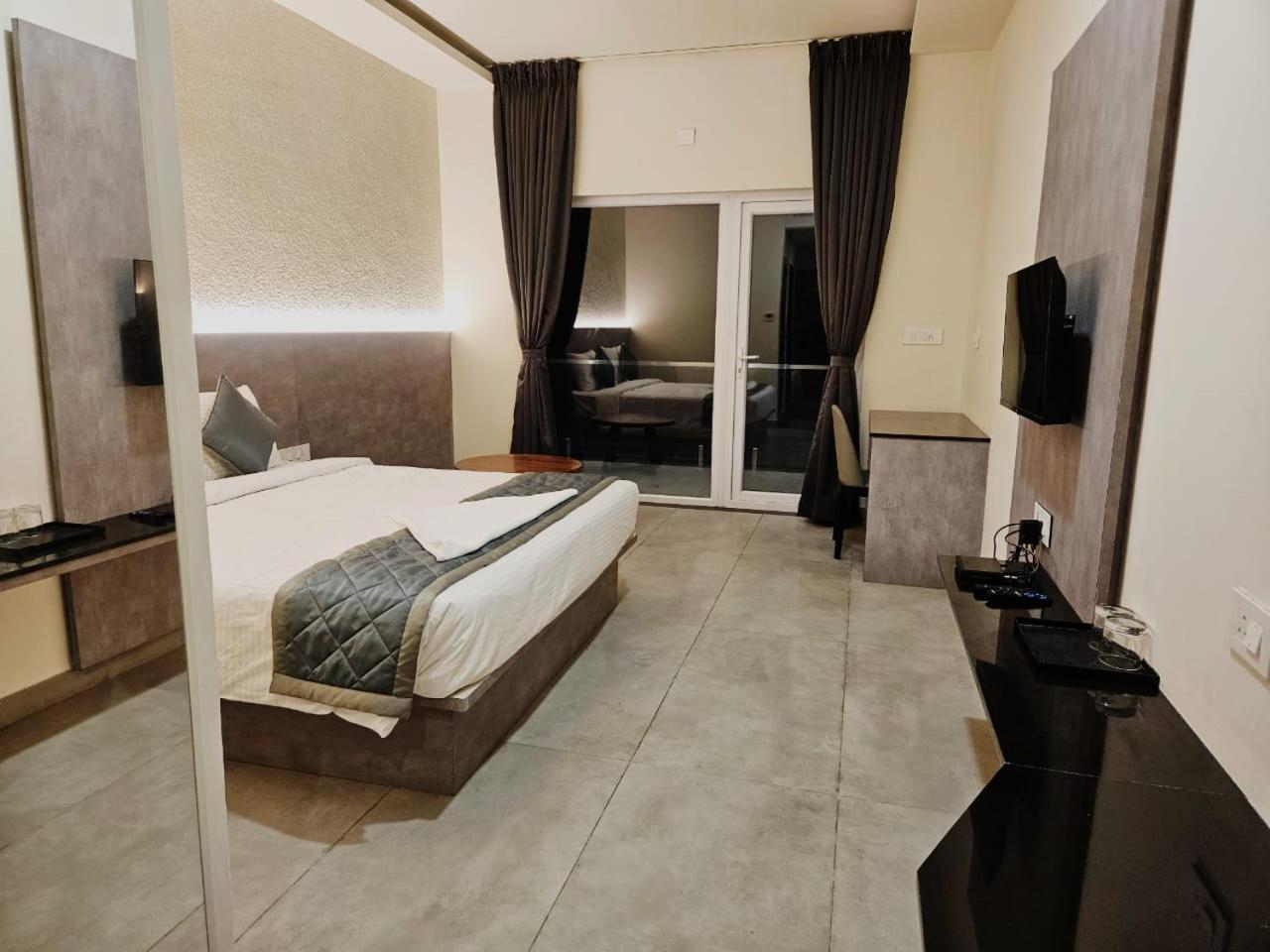 Hotel Sns Regency Tiptūr Exterior foto
